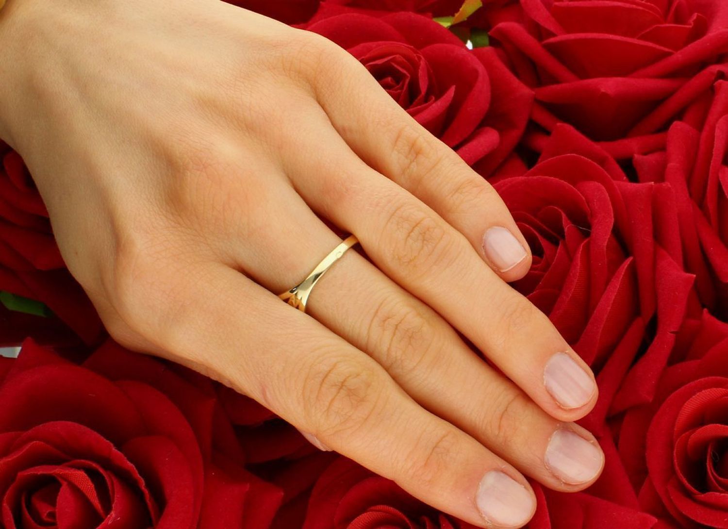 Pierścionek złoty 585 szeroki z grawerowaniem PI 3056 Ażurowy pierścionek złoty wykończony wyjątkowymi detalami o misternym szlifie. Połączenie delikatnych refleksów złota błyszczącym grawerem 1.jpg